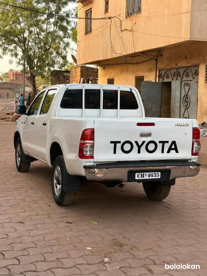 TOYOTA HILUX ANNÉE 2012 (image 5)