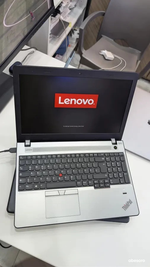 Lenovo ThinkPad E570 (image 2)