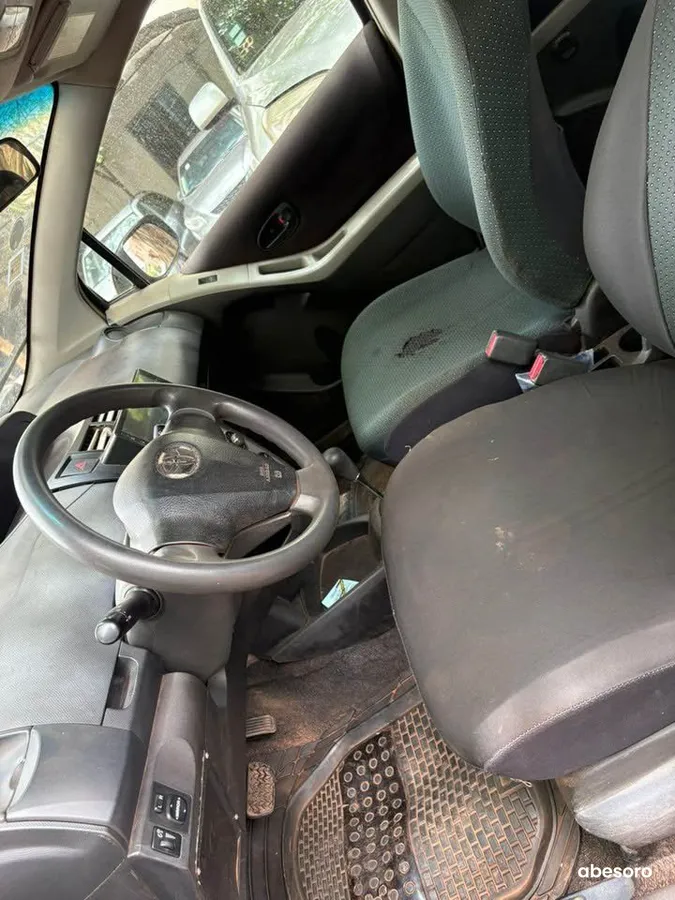Toyota Yaris 2008 (image 2)