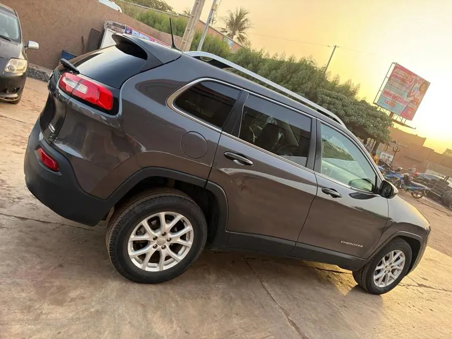 Jeep Cherokee Année 2015 (image 5)
