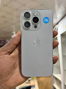 iPhone 15 pro 256 Go