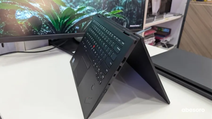 Lenovo ThinkPad X1 Yoga 3rd Gen (image 6)