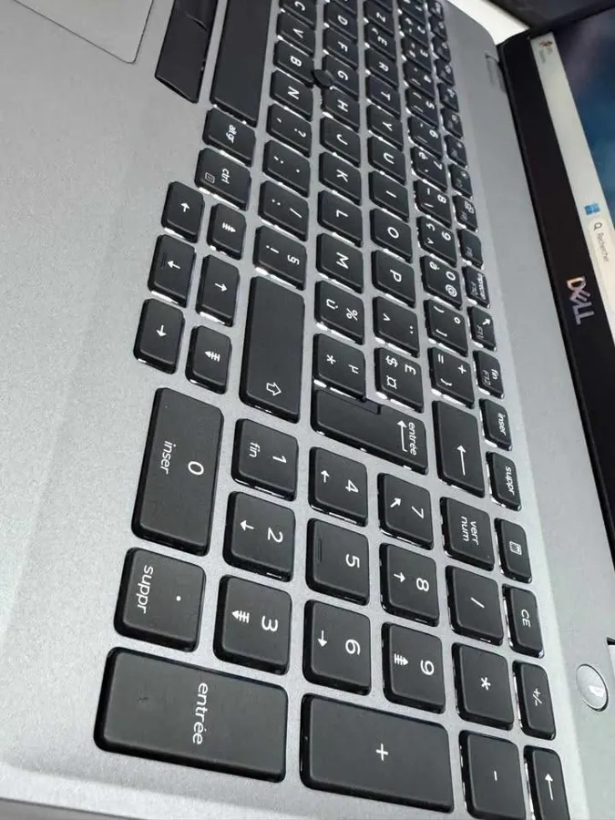 Dell Precision 3551 (image 8)