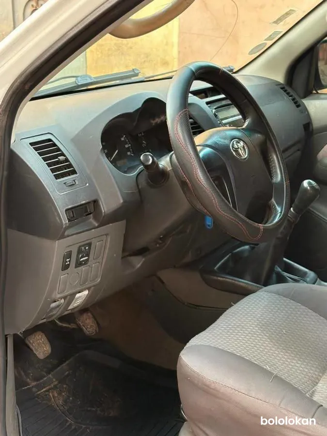 TOYOTA HILUX ANNÉE 2012 (image 3)