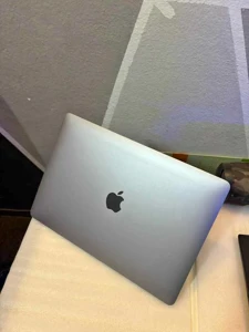 MacBook Pro 2020 — Puce M1 (avec Touch Bar)