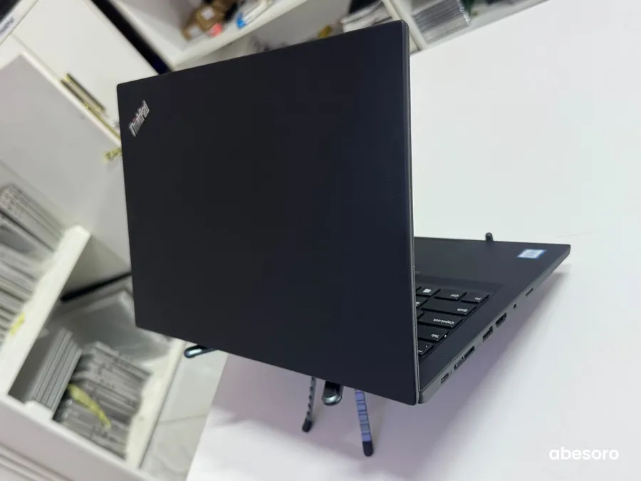 Lenovo ThinkPad T490 (image 6)