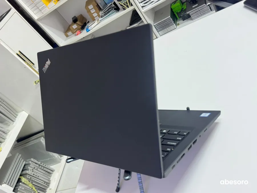 Lenovo ThinkPad T490 (image 9)