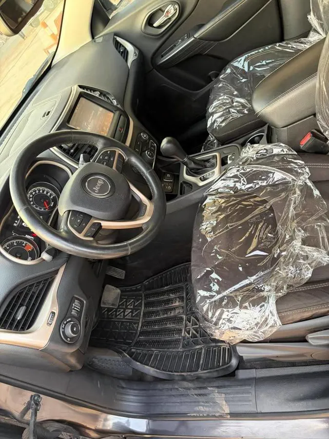 Jeep Cherokee Année 2015 (image 7)