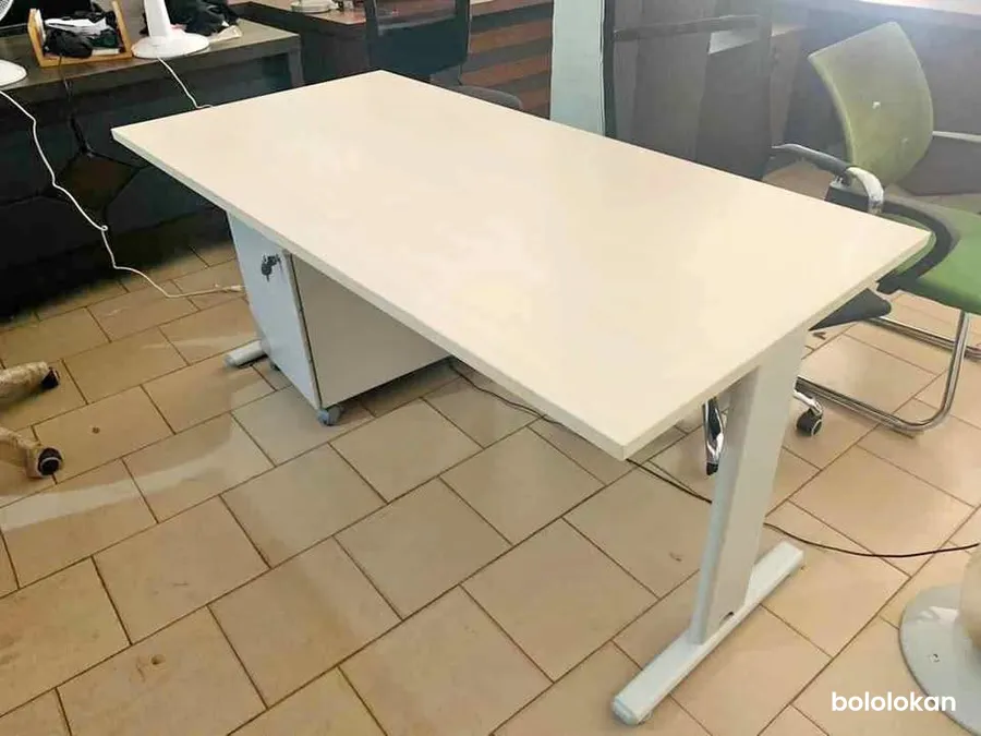 Bureau moderne + Caisson a tiroirs (image 1)