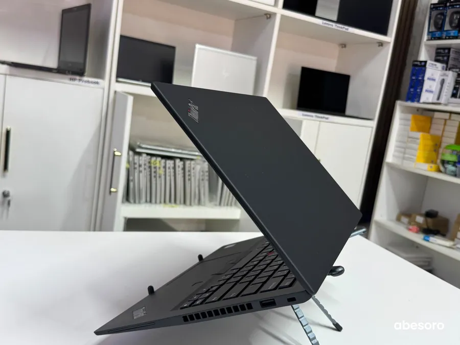 Lenovo ThinkPad T490s (image 6)