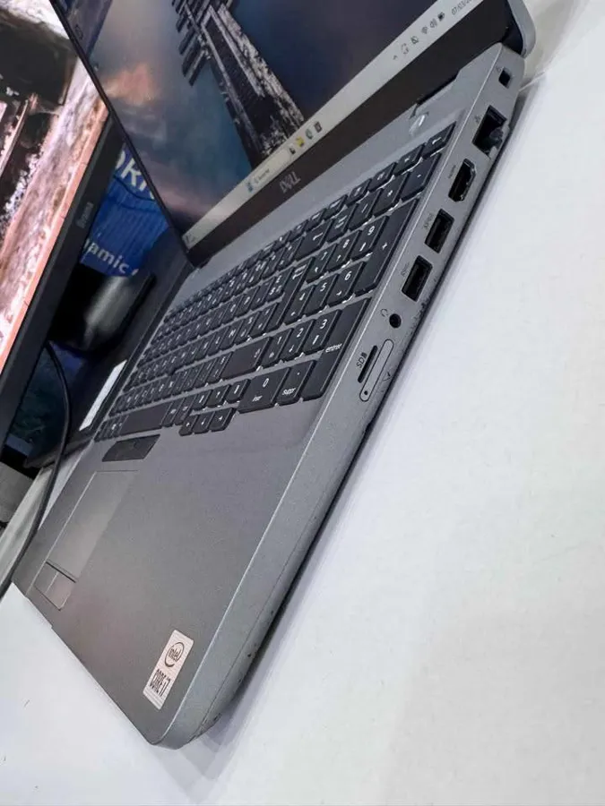 Dell Precision 3551 (image 7)