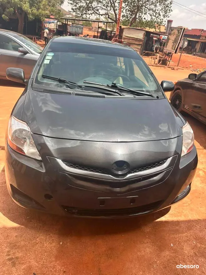 Toyota yaris berline climatisé (image 7)