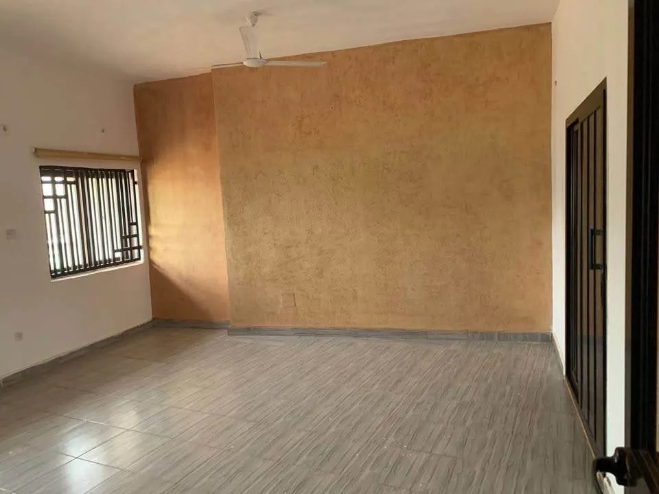APPARTEMENT À LOUER À YIRIMADIO – BORD DU GOUDRON (image 2)