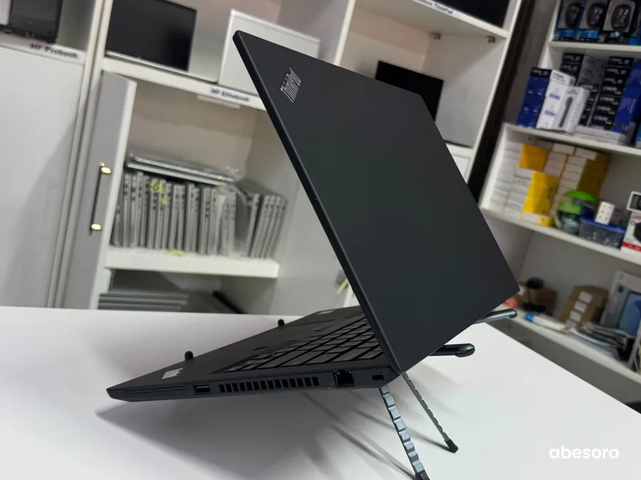 Lenovo ThinkPad T490 (image 5)