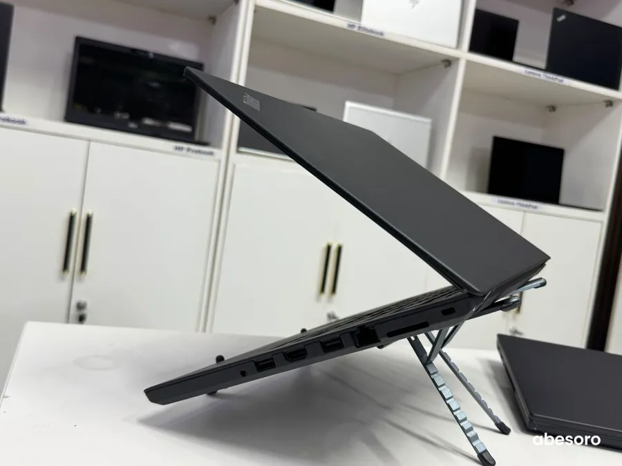 Lenovo ThinkPad T490s (image 8)