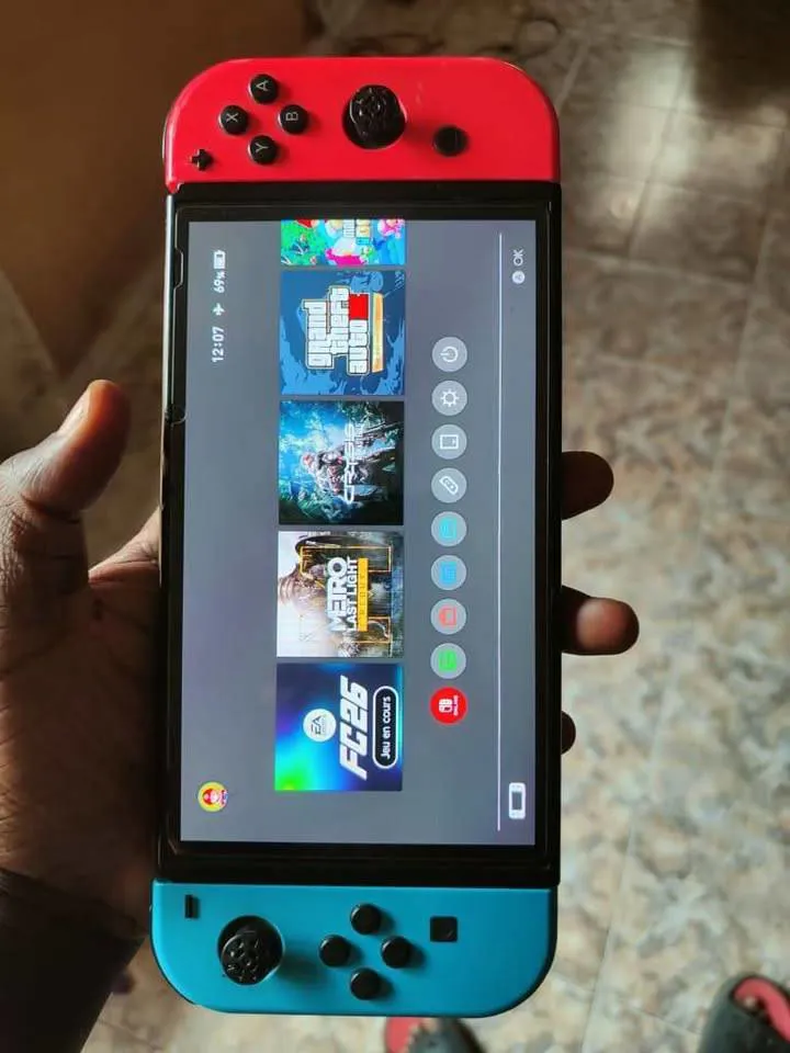 Nintendo Switch OLED (image 2)