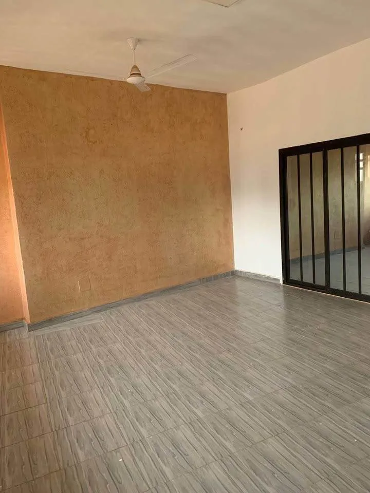 APPARTEMENT À LOUER À YIRIMADIO – BORD DU GOUDRON (image 4)