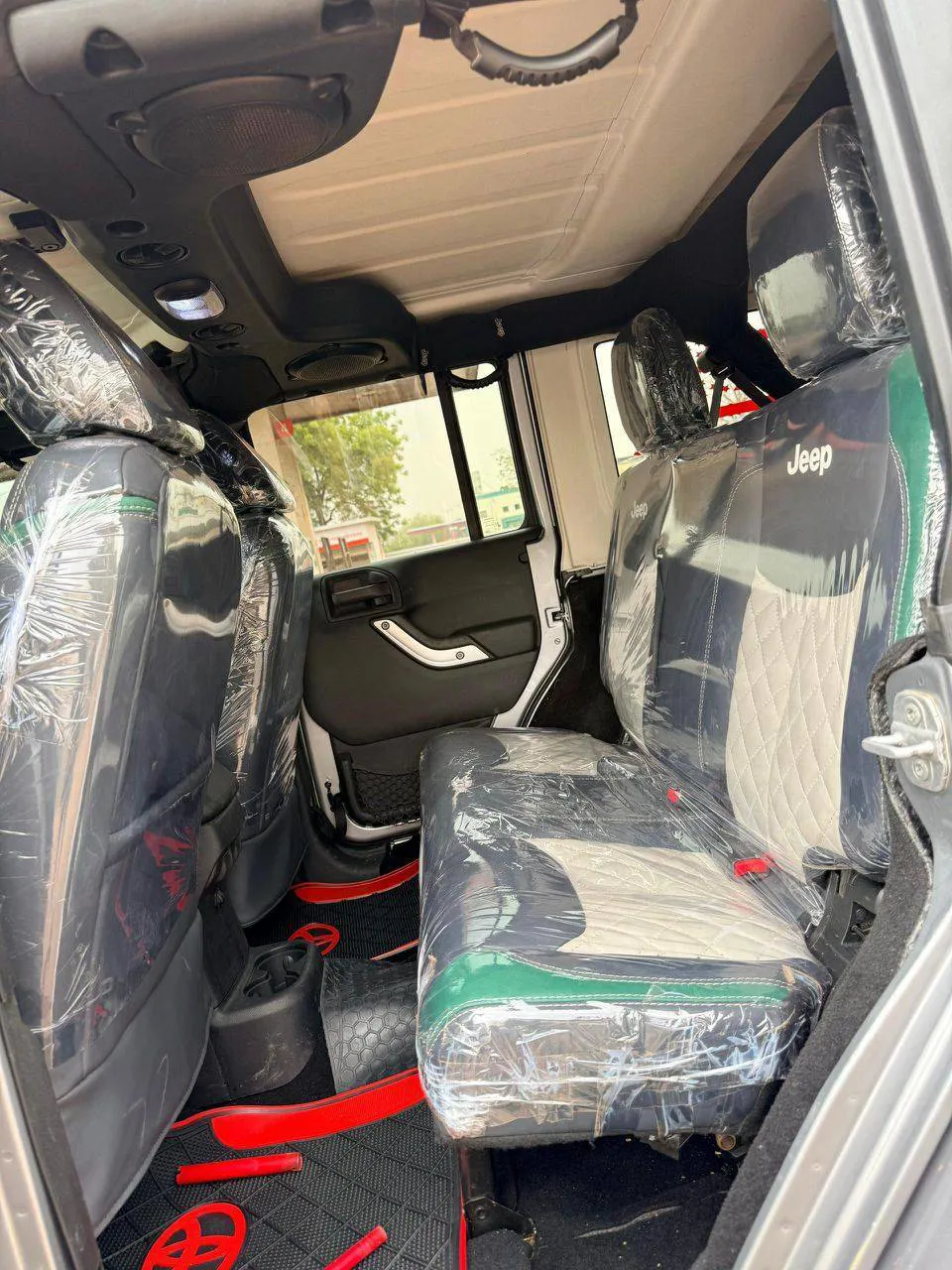 Jeep wrangler sahara 2018 (image 6)