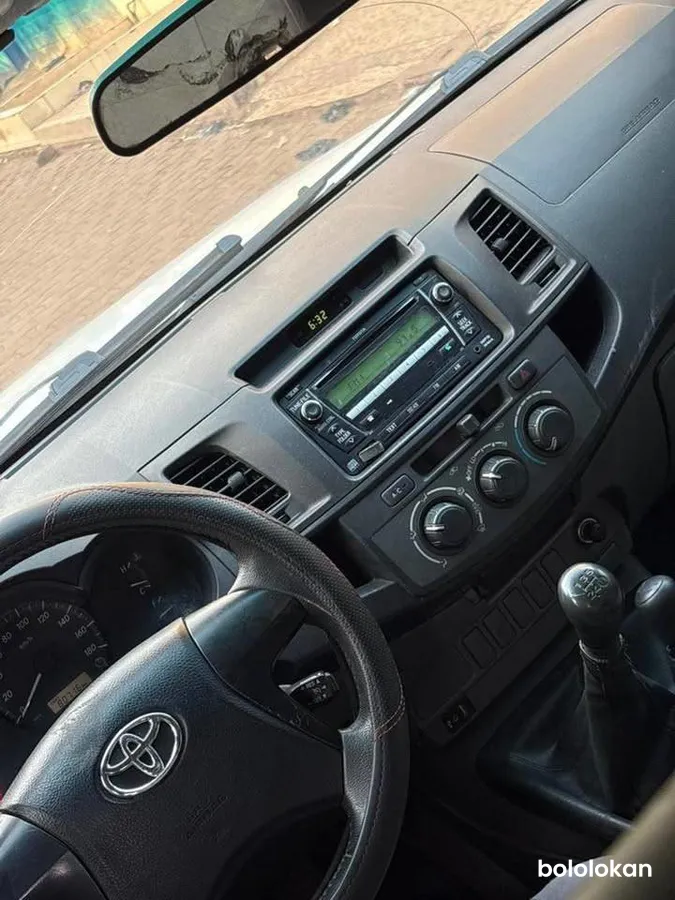 TOYOTA HILUX ANNÉE 2012 (image 4)