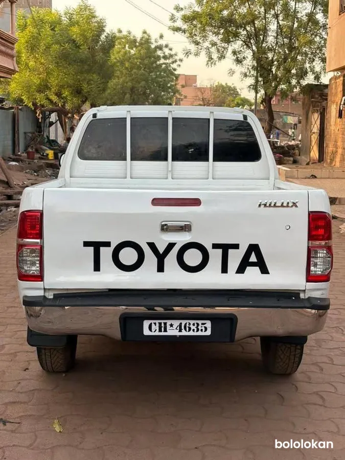 TOYOTA HILUX ANNÉE 2012 (image 2)