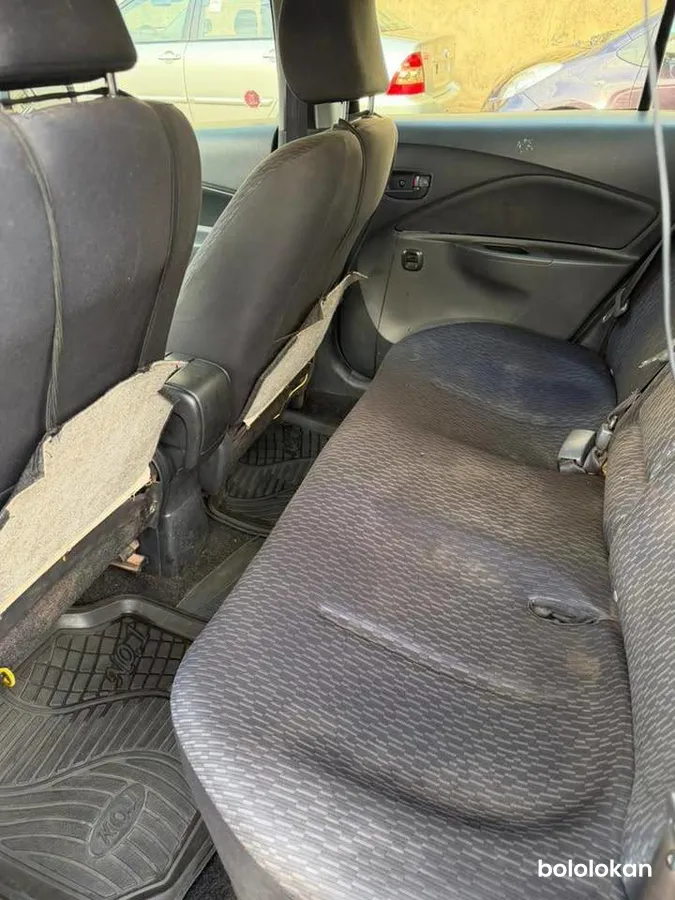 Toyota yaris année 2010 (image 5)