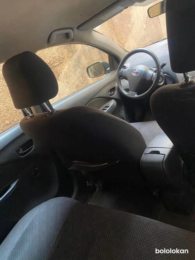 Toyota Yaris berline (image 5)