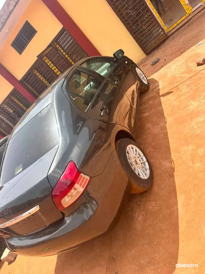 Toyota yaris berline climatisé (image 5)