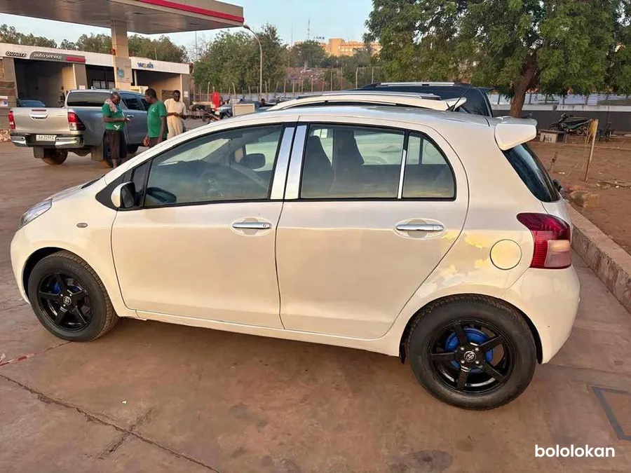Toyota Yaris (image 1)