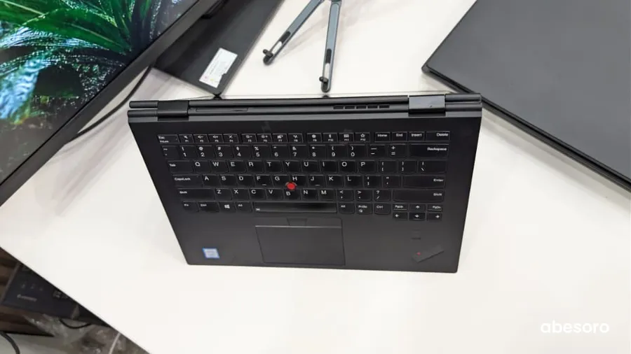 Lenovo ThinkPad X1 Yoga 3rd Gen (image 3)