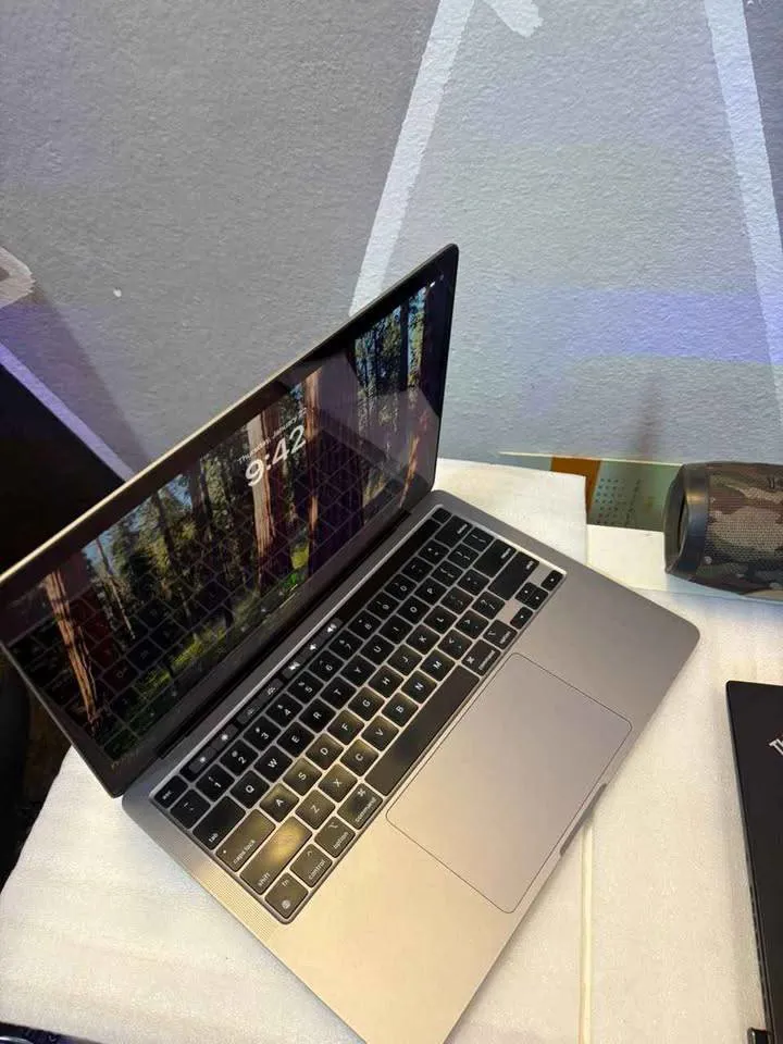 MacBook Pro 2020 — Puce M1 (avec Touch Bar) (image 3)