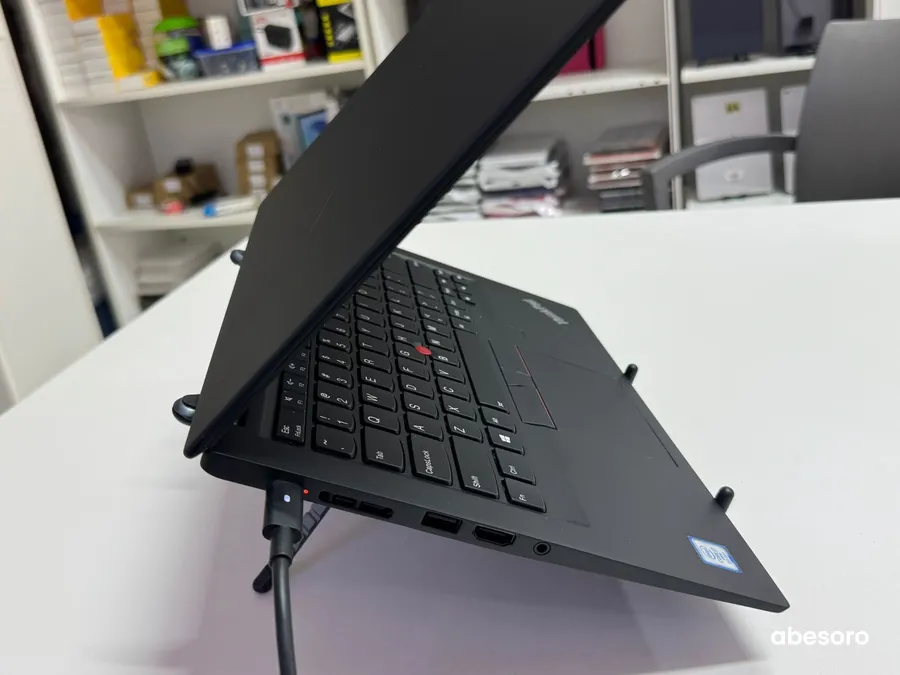 Lenovo ThinkPad T490s (image 4)