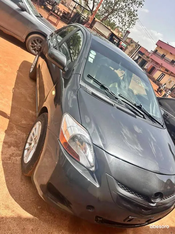 Toyota yaris berline climatisé (image 1)
