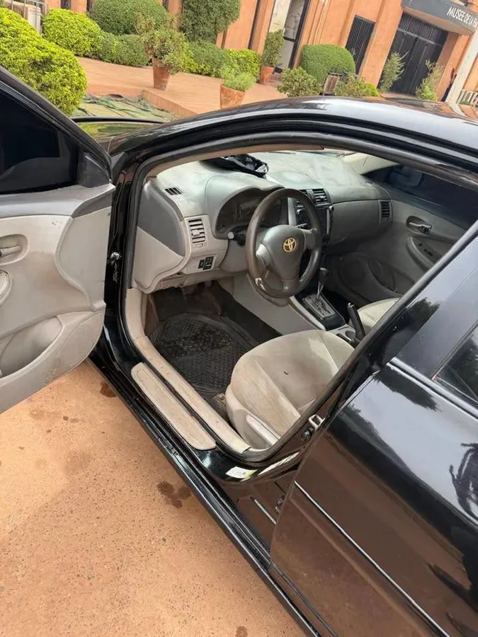 Toyota Corolla LE 2010 (image 3)