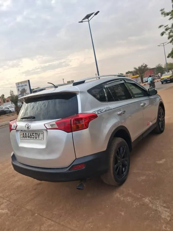 Toyota rav4 2014 très propre (image 7)